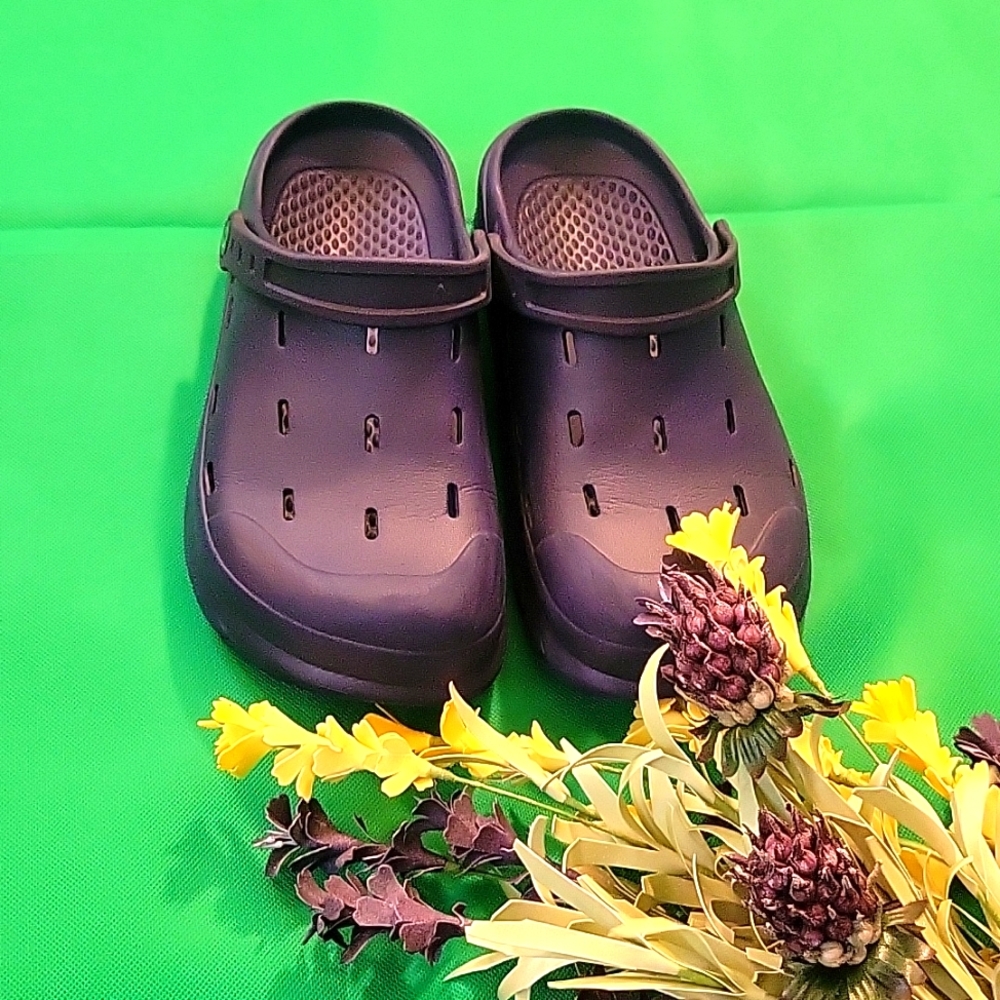 Guess Male size 10 medium Crocs